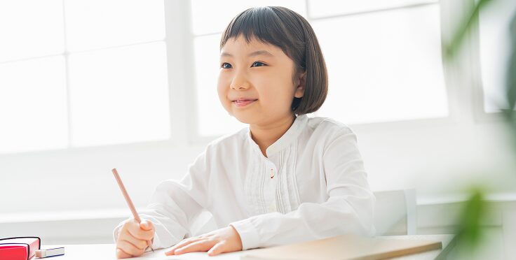 机で英語を学ぶ小学校低学年の女の子｜小学1・2年生コース