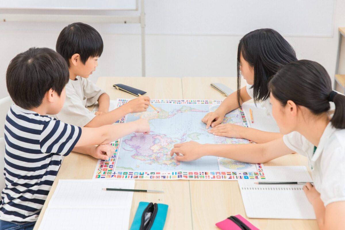 グループで英語を学ぶ子どもたち｜グループコース