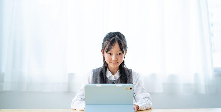 オンラインで英会話を受ける女の子｜オンラインコース
