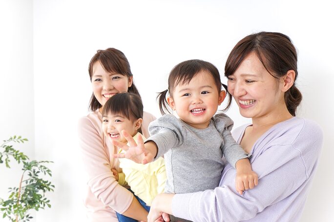 歌やアクティビティで英語に親しむ幼児のイメージ