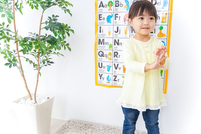 絵本などで英語に触れる幼児向けレッスンのイメージ